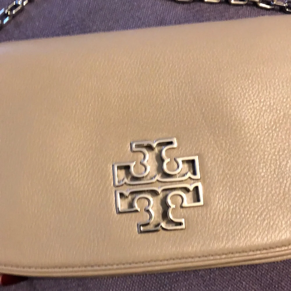 Tory Burch Beige Leather Crossbody Clutch with rare Silver Logo